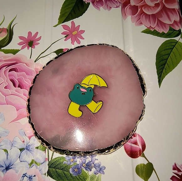 Cute Frog Enamel Pin - Yellow and Green - Picture 2 of 3